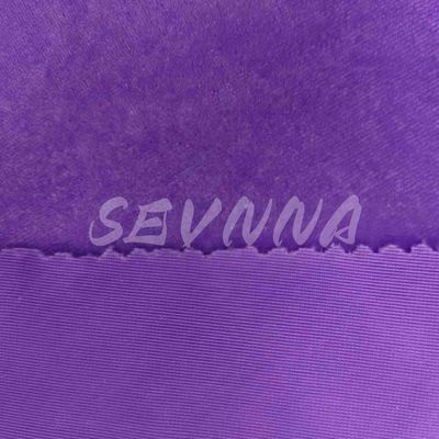 82% di poliestere riciclato 18% di tessuto spandex