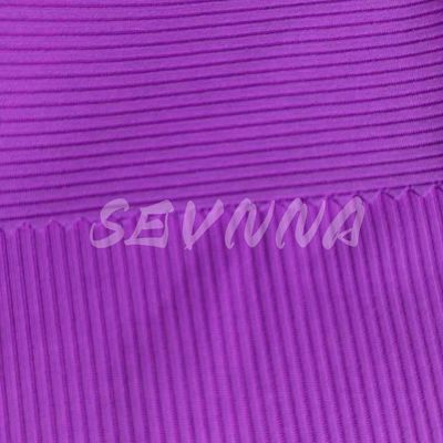 Materiale sostenibile e alla moda per i costumi da bagno
