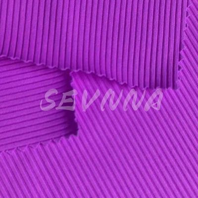 Materiale sostenibile e alla moda per i costumi da bagno
