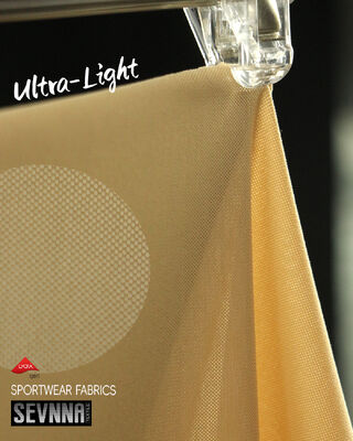 Tessuto Lycra elasticizzato leggero da 135 gsm con larghezza 158 cm e composizione 45% nylon + 55% Lycra per un comfort superiore